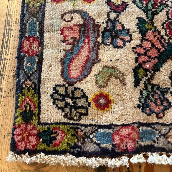 Beautiful Vintage Rug - Picture 6 of 9